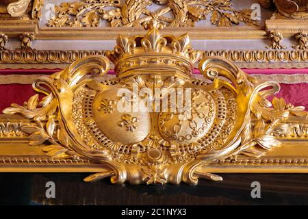 Paris, Frankreich, März 28 2017: Königliches Schloss mit goldener Decke im Schloss Versailles bei Paris Stockfoto