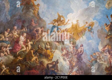 Paris, Frankreich, März 28 2017: Deckenmalerei im Herkules-Raum des königlichen Schlosses Versailles im Schloss Versailles in der Nähe Stockfoto