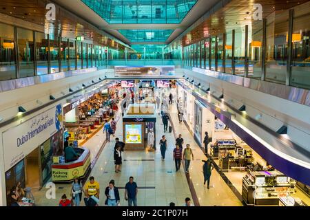 Dubai International Airport, Menschen im Terminal in der Nähe von Geschäften und Hotel Stockfoto