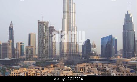 Burj Khalifa und Downtown Dubai in der Morgendämmerung Stockfoto