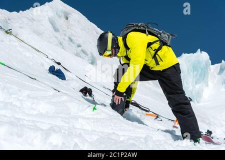 Ein Profi-Skifahrer auf einem Gletscher steht auf einen Sprung beim Einrichten Skiausrüstung vorzubereiten. Das Konzept der Qualitätsschulungen Stockfoto