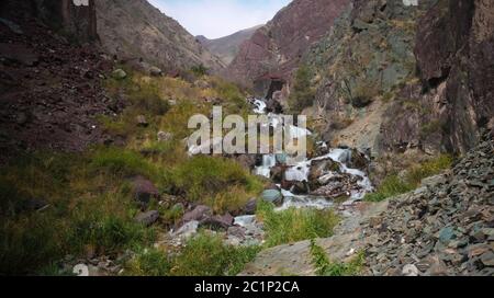 Kleiner Wasserfall zu Too-Ashuu Pass und Kara Balta Fluss und Tal, Chuy Region Kirgisistan Stockfoto