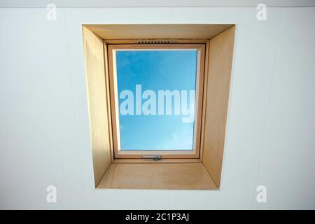 Dachgeschoss Dachfenster auf einem Wohnhaus, nach innen gedreht Stockfoto