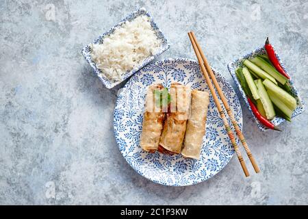 Original asiatische frittierte Frühlingsrollen auf schönen orientalischen Stil Platte positioniert Stockfoto