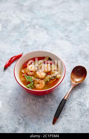 Traditionelle spicy thai Tom Yum Suppe mit Garnelen Stockfoto