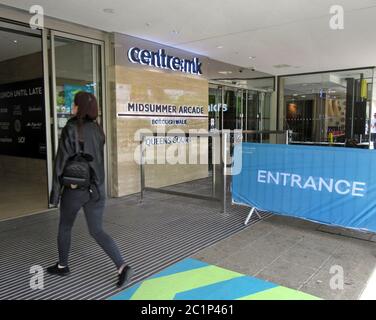 Milton Keynes, Großbritannien. Juni 2020. Eine Frau geht durch den Eingang des Centre:mk.nicht notwendige Geschäfte wurden heute sowohl im 'Intu Shopping Centre' als auch im 'Centre:mk' in Milton Keynes wieder eröffnet, zum ersten Mal seit der Aussperrung des Coronavirus (Covid-19). Soziale Distanzierungsmaßnahmen wurden für alle Geschäfte eingeführt, einschließlich eines Einbahnsystems für Käufer und einer Vielzahl von Warteschlangen in beiden Einkaufszentren. Kredit: SOPA Images Limited/Alamy Live Nachrichten Stockfoto