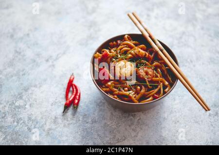 Traditionelle asiatische udon unter Rühren braten, Nudeln mit Garnelen Stockfoto