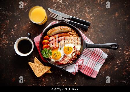 Köstliches englisches Frühstück in Eisen kochen Pan Stockfoto