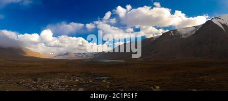 Panoramablick auf die Seen am Barskoon Pass, Fluss und Schlucht und Sarymoynak Pass, Jeti-Oguz, Kirgisistan Stockfoto