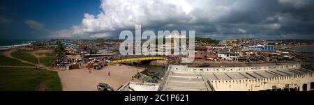 Luftaufnahme zur Festung Coenraadsburg vom Dach des Schlosses Elmina, Ghana Stockfoto