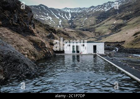 Seljavallalaug Schwimmbad Island im Februar Stockfoto