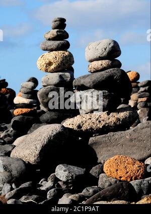 Steinhaufen am Strand, digitales Foto als Hintergrund Stockfoto