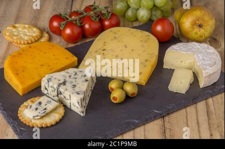 Käseplatte mit drei Käsesorten, gouda mit Pimento, gouda mit Kreuzkümmel und roquefort-Blauschimmelkäse Stockfoto