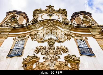 Niedriger Winkel Blick auf alte und historische Kirchenfassade Stockfoto