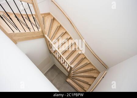 Luxuriöse, moderne Holztreppe mit gebogenen Landung Wand in einem Haus Stockfoto