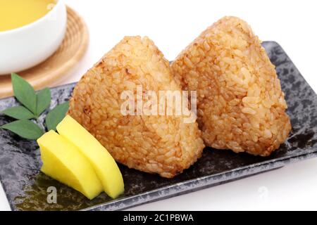 Yakionigiri, Japanisch essen, Reis, Reis Dreieck mit Sojasoße Stockfoto