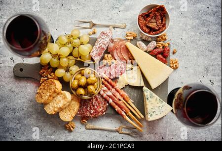 Kalte Snacks board mit Fleisch, Trauben, Wein, verschiedene Käsesorten Stockfoto