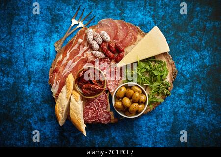 Köstliche Mischung aus verschiedenen Snacks und Vorspeisen Stockfoto