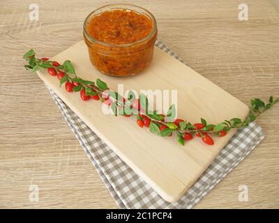 Hausgemachte Goji-Beerenmarmelade im Glas Stockfoto