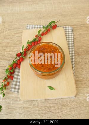 Hausgemachte Goji-Beerenmarmelade im Glas Stockfoto