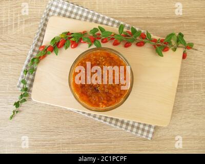 Hausgemachte Goji-Beerenmarmelade im Glas Stockfoto