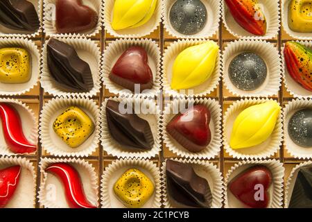 Sortiment von bunten exquisiten Pralinen, Süßigkeiten Chocolat Stockfoto