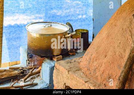 Rustikale Küche Detail im Inneren von Brasilien mit Holzofen und Backofen aus Ton Stockfoto