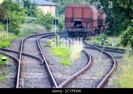 Plau Am See, Deutschland. Juni 2020. Ein Triebwagen der Ostdeutschen Eisenbahngesellschaft (ODEG) erreicht den Bahnhof nach seiner Fahrt auf der Südbahn aus Parchim kommend. Leere Güterwagen stehen auf einem Abstellgleis im Bahnhof Plau am See. Die Betreiber der neuen Südbahnlinie RB19 hoffen auf steigende Passagierzahlen in der Hochsaison. Die Südbahn zwischen Malchow und Parchim wurde 2014 vom Staat eingestellt, weil zu wenig Nachfrage bestand. Dagegen gab es seit Jahren Proteste. Quelle: Jens Büttner/dpa-Zentralbild/dpa/Alamy Live News Stockfoto