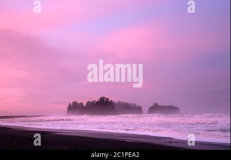 WA16836-00...WASHINGTON - Sonnenaufgang über James Island und dem Pazifik vom Rialto Beach im Olympic National Park. Stockfoto