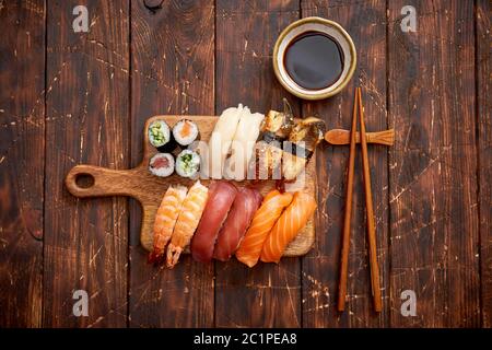 Sushi. Verschiedene Arten von Sushi Rollen auf Holz, das Board Stockfoto