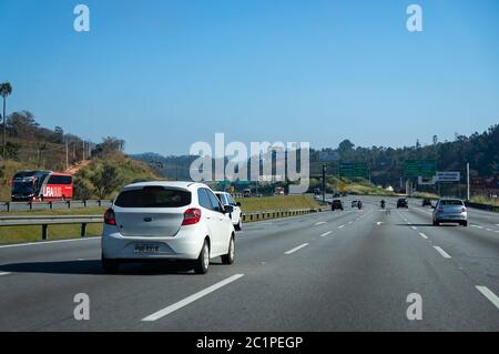 JUNDIAI, SAO PAULO / BRASILIEN - 19. AUGUST 2018: Blick auf KM 46 der Rodovia dos Bandeirantes Autobahn (offizielle Bezeichnung SP-348) in den frühen Morgenstunden. Stockfoto