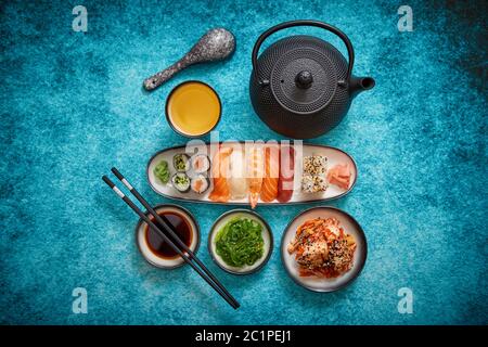 Asiatische Lebensmittel Sortiment. Verschiedene sushi Rollen auf keramischen Platten platziert Stockfoto