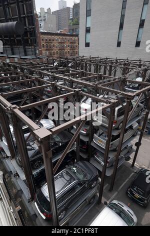 Ein automatisches, mehrstöckiges automatisches Parksystem in New York City, USA Stockfoto