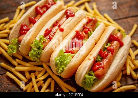 American Hot Dogs sortiert in Reihe. Mit Pommes frites serviert. Stockfoto