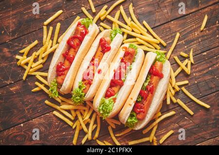 American Hot Dogs sortiert in Reihe. Mit Pommes frites serviert. Stockfoto