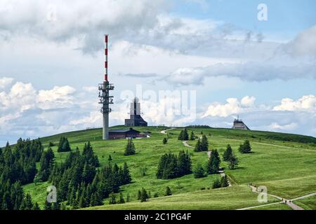 Feldberggipfel mit Wetterradarsystem im Friedrich-Luise-Turm und neuem Feldbergturm Stockfoto