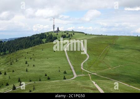 Blick auf den Feldberggipfel mit Wetterradarsystem im Friedrich-Luise-Turm und dem neuen Feldbergturm Stockfoto