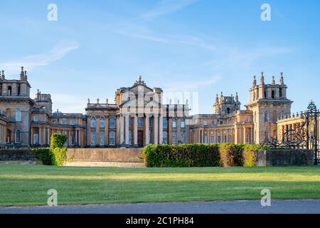 Blenheim Palace im frühmorgendlichen Frühlingslicht bei Sonnenaufgang. Woodstock, Oxfordshire, England Stockfoto