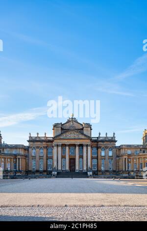 Blenheim Palace im frühmorgendlichen Frühlingslicht bei Sonnenaufgang. Woodstock, Oxfordshire, England Stockfoto