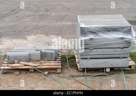 Graue Steine auf den Holzpaletten Stockfoto