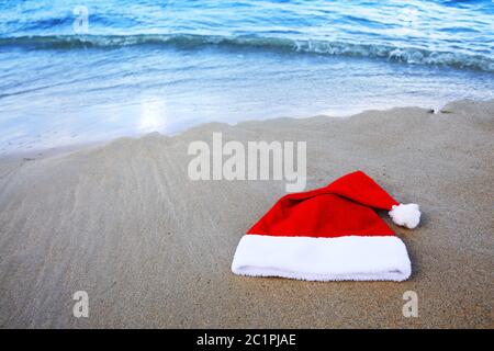 Weihnachtsmann Hut am karibischen Strand. Weihnachten Hintergrund Stockfoto