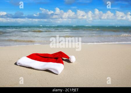 Weihnachtsmann Hut am karibischen Strand. Weihnachten Hintergrund Stockfoto