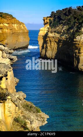 Loch ARD Gorge.die Schlucht ist über die Great Ocean Road, 3.5 km nordwestlich der Twelve Apostles, erreichbar. Treppen ermöglichen den Besuchern den Zugang zum Strand und Stockfoto