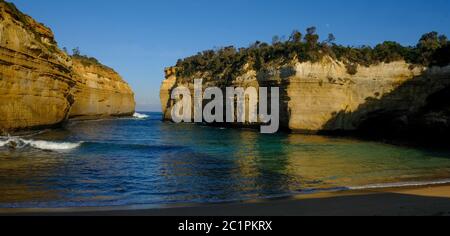 Loch ARD Gorge.die Schlucht ist über die Great Ocean Road, 3.5 km nordwestlich der Twelve Apostles, erreichbar. Treppen ermöglichen den Besuchern den Zugang zum Strand und Stockfoto