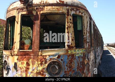 Alte rostige verlassene Lokomotive Stockfoto