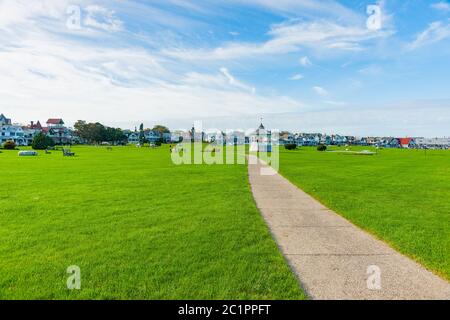 Pfad führt durch den Ocean Park in Oak Bluffs, Martha s Vineyard, mit den klassischen viktorianischen Häusern, die den Park im Hintergrund umrunden. Stockfoto
