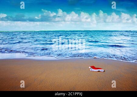 Weihnachtsmann Hut am karibischen Strand. Weihnachten Hintergrund Stockfoto