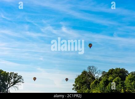 Drei Heißluftballons über französischen Feldern - Dinan, Frankreich Stockfoto