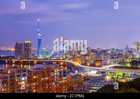 Hakata Skyline bei Nacht in Fukuoka, Japan Stockfoto