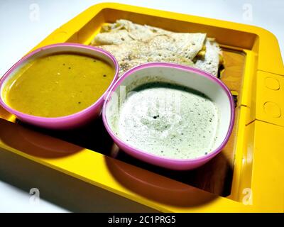 Masala dosa mit sambhar und Chutney, sehr berühmtes südindisches Gericht. Draufsicht Stockfoto
